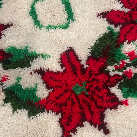 Vintage Handmade Latch Hook Christmas Tree Skirt - Picture 2 of 6